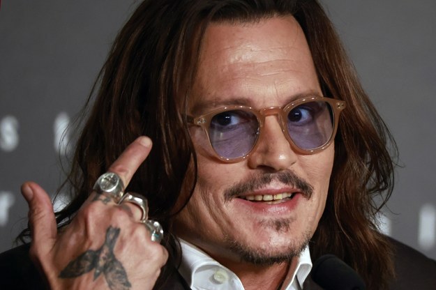 Johnny Depp na konferencji prasowej w Cannes /GUILLAUME HORCAJUELO  /PAP/EPA