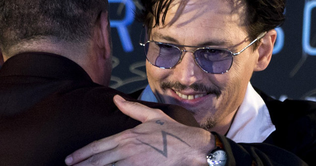 Johnny Depp nosi pierścień zaręczynowy /AP /East News