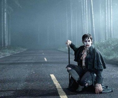 Johnny Depp w scenie z filmu "Mroczne cienie"