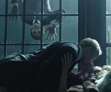 Johnny Depp w scenie z filmu "Mroczne cienie"