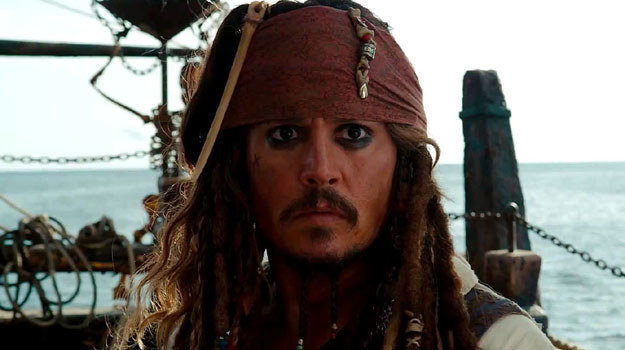 Johnny Depp w scenie z filmu "Piraci z Karaibów: Na nieznanych wodach" /INTERIA.PL/PAP