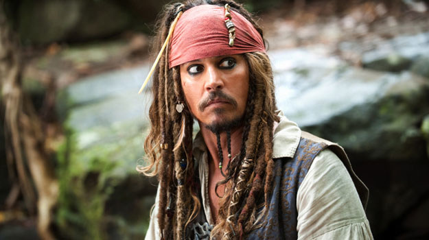 Johnny Depp w scenie z filmu "Piraci z Karaibów: Na nieznanych wodach" /materiały dystrybutora
