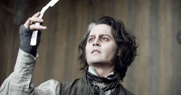 Johnny Depp w scenie z filmu "Sweeney Todd: Demoniczny golibroda z Fleet Street" /materiały prasowe