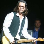 Johnny Depp zagra na gitarze