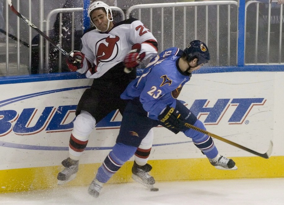 Johnny Oduya (z tyłu) /ERIK S. LESSER /PAP/EPA