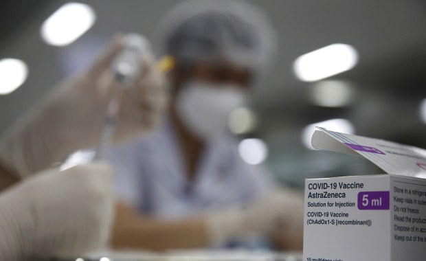 Johnson & Johnson i AstraZeneca pracują nad modyfikacją swoich szczepionek