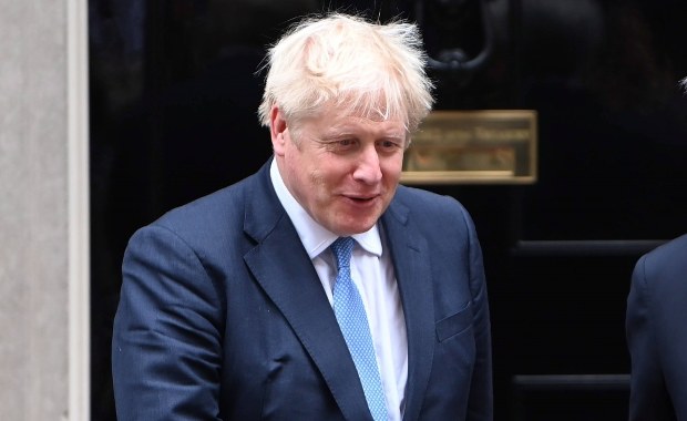 Johnson: Głównym planem walki z pandemią pozostają szczepienia