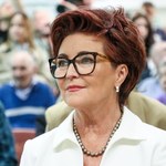 Jolanta Kwaśniewska nosi najmodniejsze spodnie sezonu. Idealne dla dojrzałych kobiet 