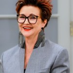 Jolanta Kwaśniewska nosi te spodnie zamiast jeansów. Są wygodne i bardzo eleganckie