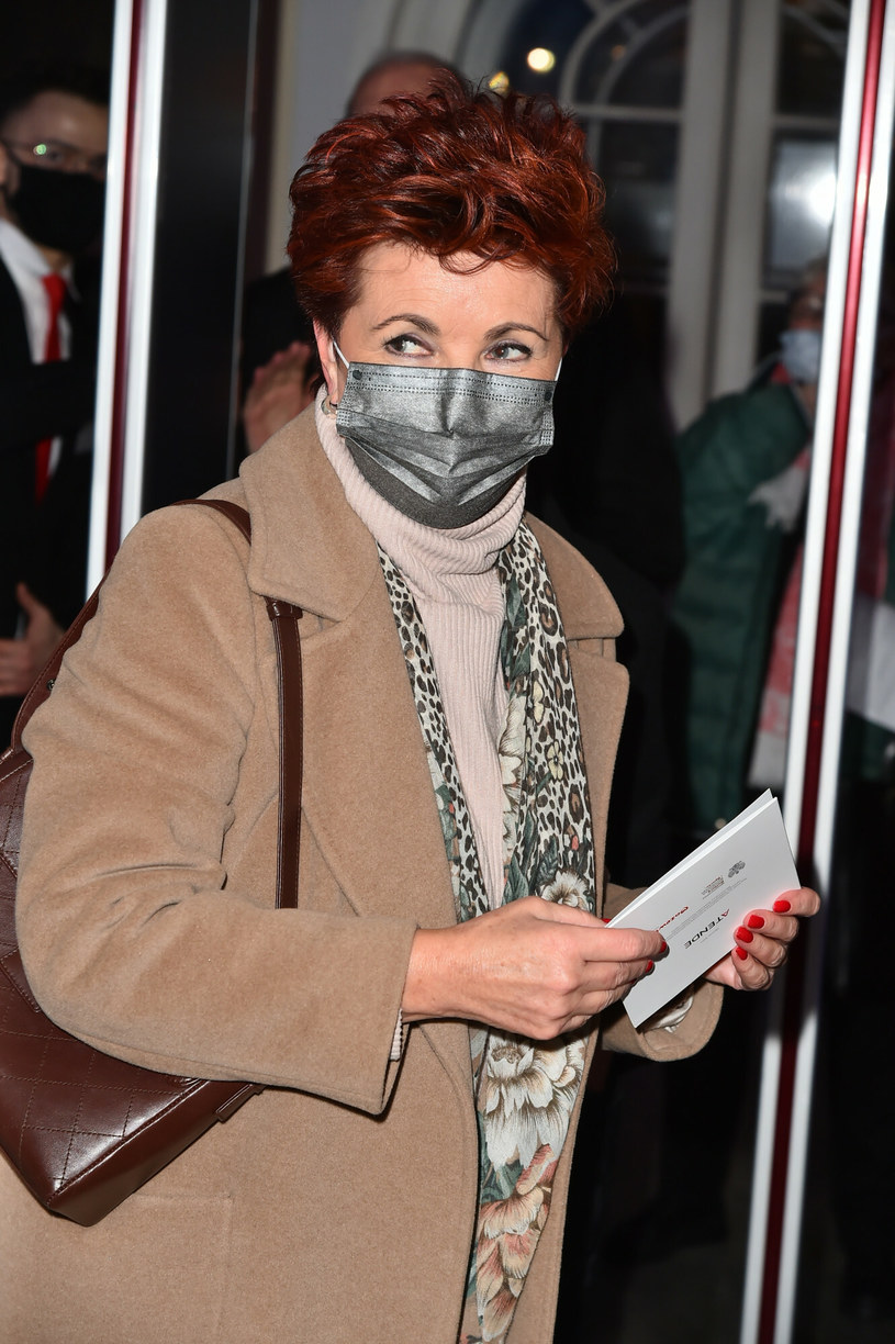 Jolanta Kwaśniewska, wybierając się do Teatru Polskiemu, postawiła na ciepły płaszcz w karmelowym kolorze /VIPHOTO /East News