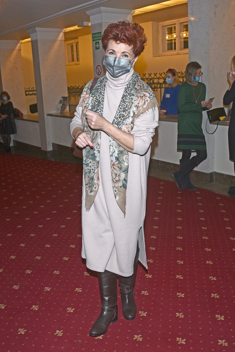 Jolanta Kwaśniewska wybrała się do teatru w modnej jesiennej stylizacji. Nie bała się zaryzykować, stawiając na wzorzysty szal! /VIPHOTO /East News