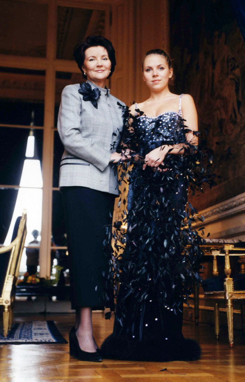 Jolanta Kwaśniewska z córką szykują się na Bal Debiutantek (2001 r.) /SIPA /East News