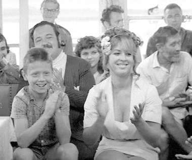 Jolanta Lothe miała zagrać jedną z głównych ról w kultowym "Rejsie" Marka Piwowskiego. Z początkowych planów jednak nic nie wyszło, a improwizacja na planie komedii wysunęła na pierwszy plan postaci naturszczyków. Lothe przypadła w udziale niewielka rólka "dziewczyny przechadzającej się w strojach kąpielowych". 

Lepiej pamiętamy z "Rejsu" mamę aktorki, która wcieliła się w postać żony inżyniera Mamonia (Zdzisław Maklakiewicz).