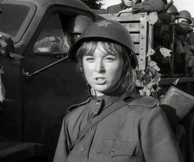 Jolanta Lothe zadebiutowała przed kamerą w 1964 roku w filmie Jerzego Skolimowskiego "Walkower" (zagrała epizod dziewczyny w Studiu Nagrań Pocztówkowych). 

Wkrótce mogliśmy ją zobaczyć również na telewizyjnym ekranie: w serialu "Barbara i Jan" wcieliła się w malutką rolę pracownicy PGR-owskiej obory, z kolei w jednym z odcinków "Czterech pancernych i psa" (na zdjęciu) obsadzono ją jako Rosjankę kierującą ruchem na moście.