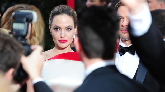 Jolie bez Złotego Globu, ale jej kreacja od Versace na pewno przejdzie do historii /AFP