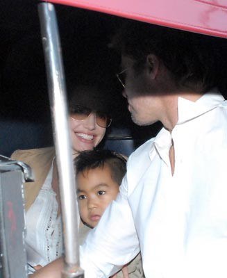 Jolie i Pitt kryją się, jak moga - fotoreporterom jednak nie tak łatwo jest uciec /AFP