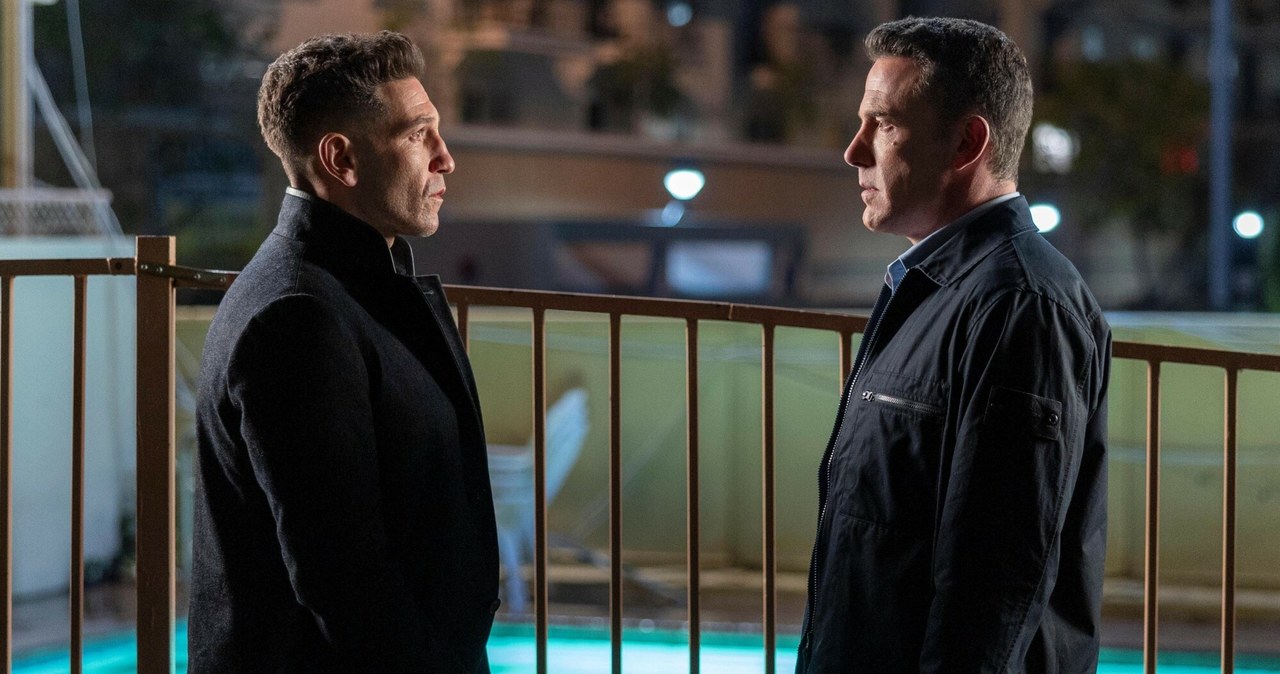 Jon Bernthal i Ben Affleck w filmie "Księgowy 2" /Album Online/East News /East News