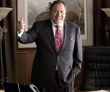 Jon Favreau w scenie z filmu "Złodziej tożsamości"