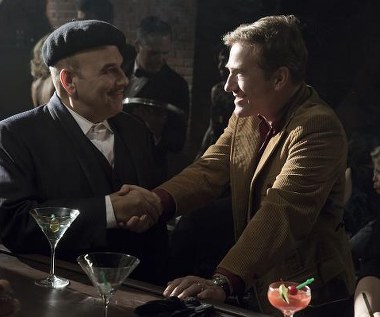 Jon Polito i Christoph Waltz w scenie z filmu "Wielkie oczy"