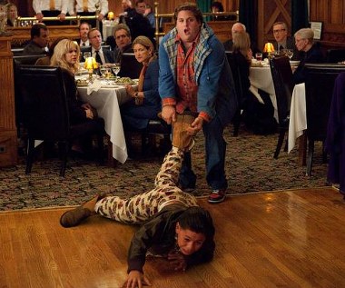 Jonah Hill i Kevin Hernandez w scenie z filmu "Facet do dziecka"