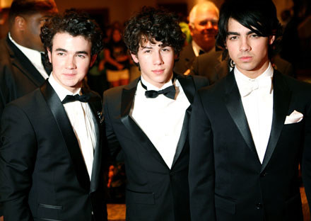 Jonas Brothers (Nick w środku) /arch. AFP