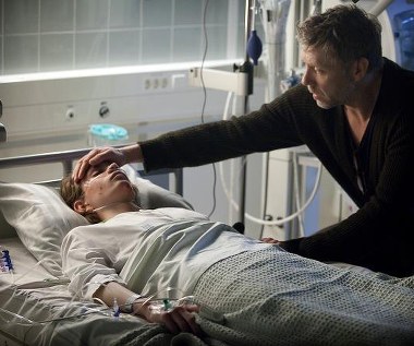 Jonatan Bökman i Mikael Persbrandt w scenie z filmu "Hipnotyzer"