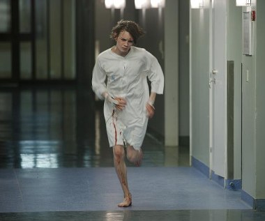 Jonatan Bökman w scenie z filmu "Hipnotyzer"