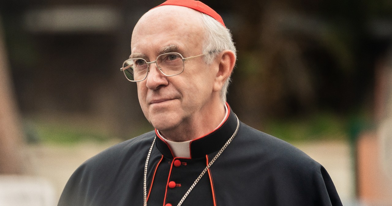 Jonathan Pryce jako kardynał Jorge Mario Bergoglio w filmie "Dwóch papieży" /Peter Mountain /Netflix