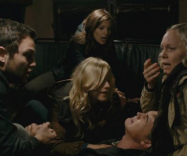 Jonathan Sadowski, Devin Kelley, Olivia Dudley, Jesse McCartney i Ingrid Bolso Berdal w scenie z filmu "Czarnobyl. Reaktor strachu"