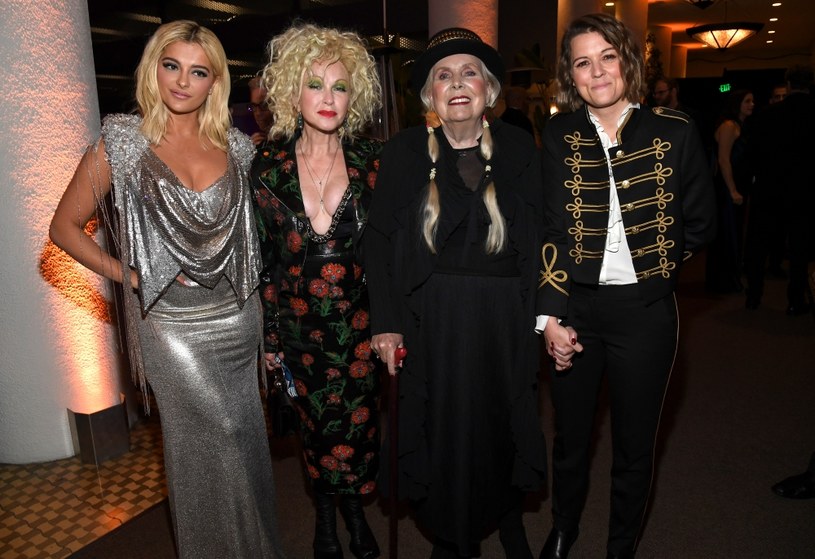 Joni Mitchell w towarzystwie Bebe Rexhy, Cyndi Lauper i Brandie Carlile /Kevin Mazur /Getty Images