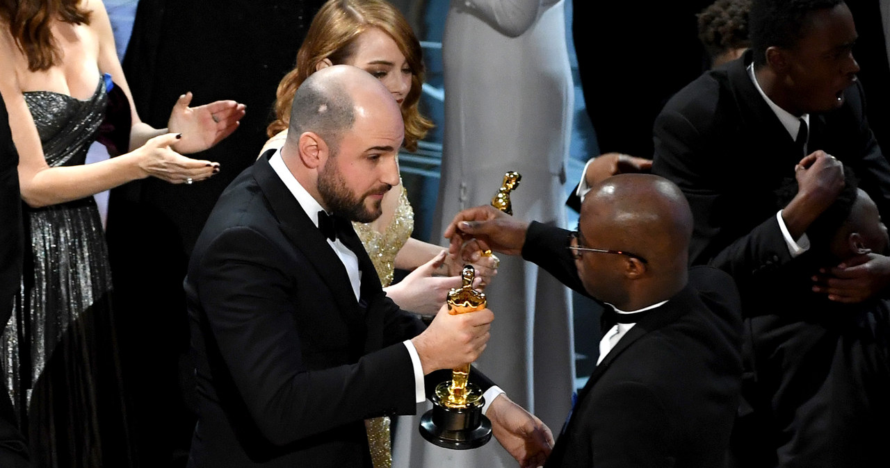 Jordan Horowitz, producent filmu "La La Land" oddaje swojego Oscara Barry'emu Jenkinsowi, reżyserowi i autorowi scenariusza filmu "Moonlight" /Kevin Winter /Getty Images