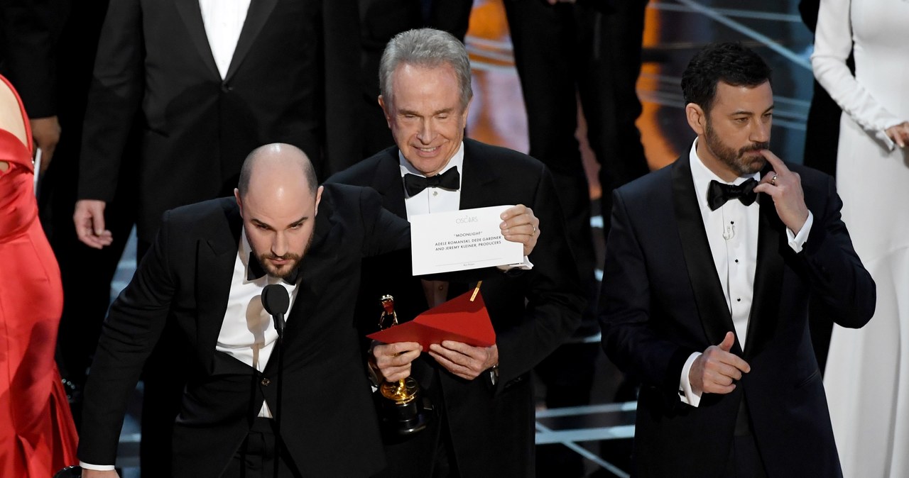 Jordan Horowitz, Warren Beatty i Jimmy Kimmel podczas gali rozdania Oscarów w 2017 roku / Kevin Winter / Staff /Getty Images