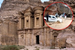 Jordania: Ewakuacja turystów z Petry. Woda wdarła się do wąwozu