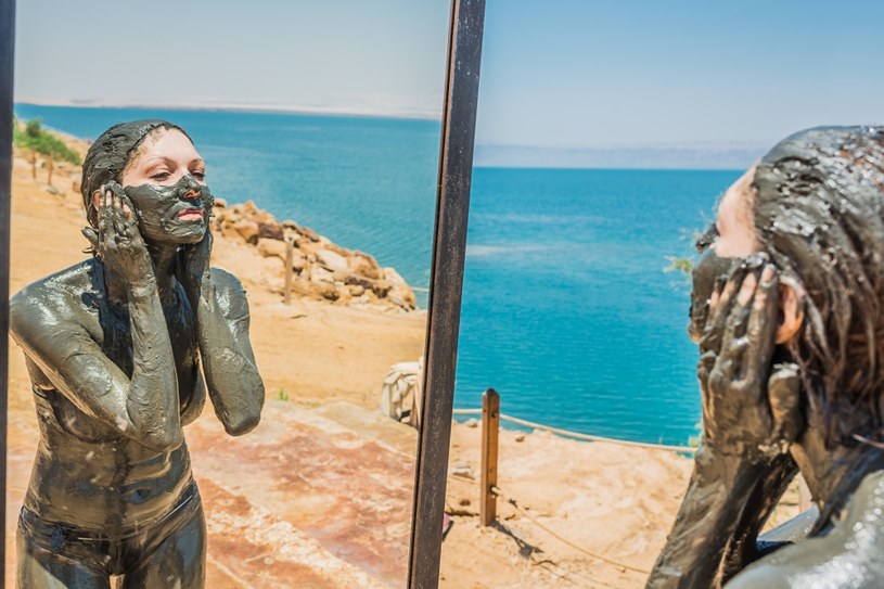 Jordania. Kąpiele błotne w Morzu Martwym przyciągają turystów z całego świata /123RF/PICSEL
