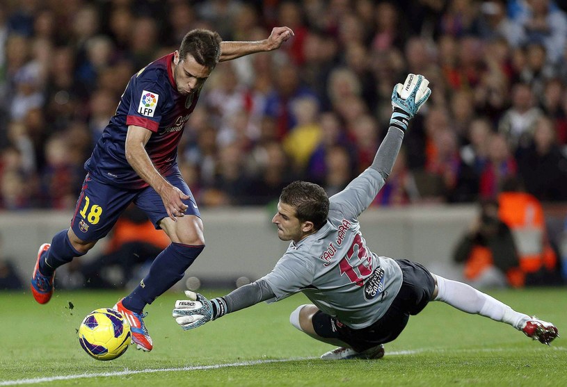 Jordi Alba strzela trzeciego gola dla Barcelony w meczu z Celtą Vigo /PAP/EPA