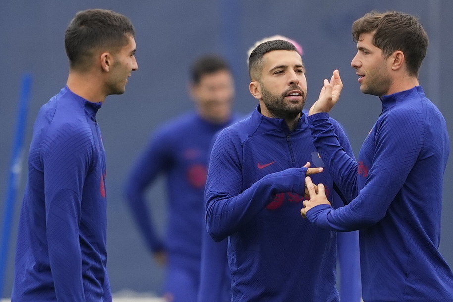 Jordi Alba (w środku) /ALEJANDRO GARCIA  /PAP/EPA