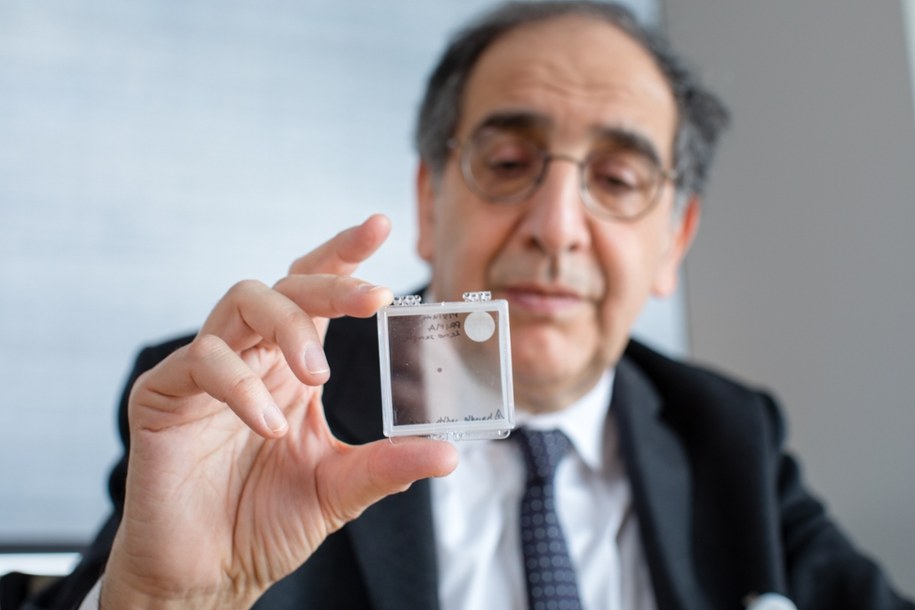 José-Alain Sahel z UPMC pokazuje implant PRIMA /Fot. UPMC /Materiały prasowe