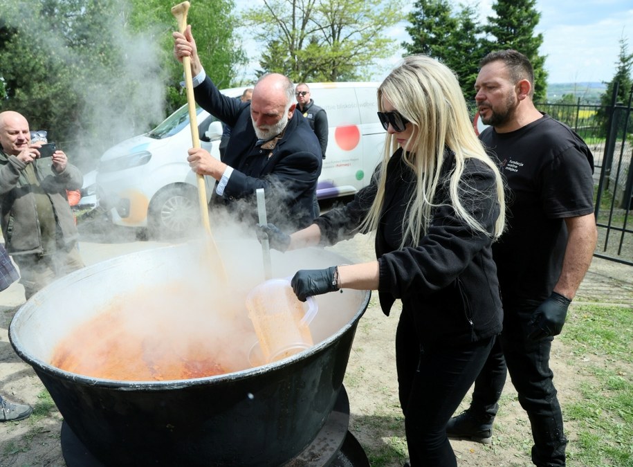 Jose Andres przy kuchni polowej z zupą dla uczestników uroczystości pogrzebowych /Wojciech Olkuśnik /East News