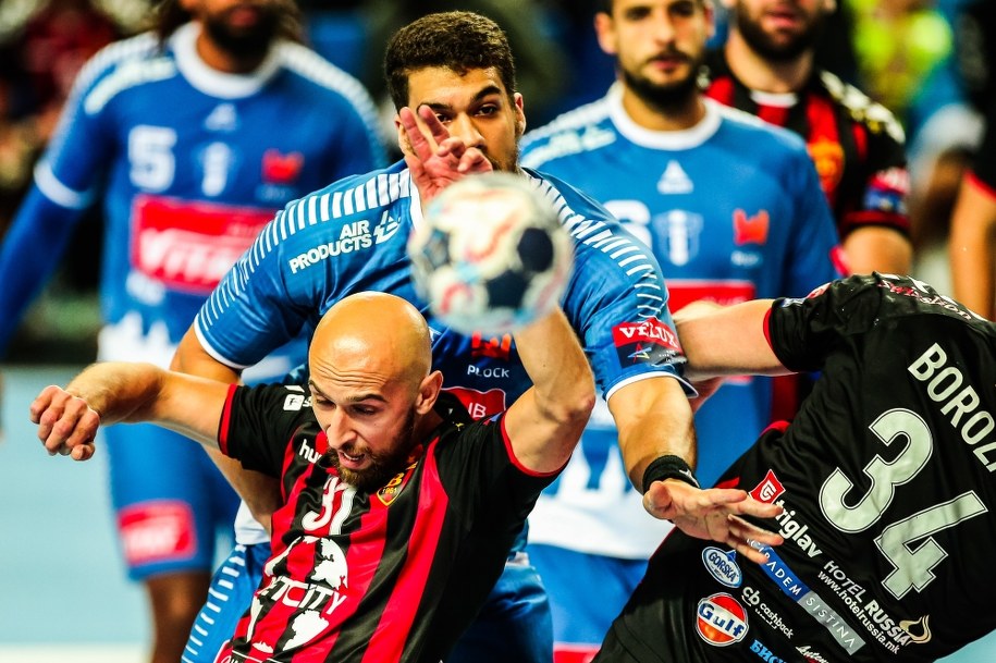 Jose De Toledo z Orlenu Wisły Płock i Timur Dibirov z HC Vadar /Marcin Bednarski /PAP