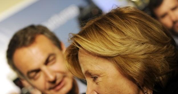 Jose Luis Zapatero (L), premier Hiszpanii i Elena Salgado Mendez (P), minister gospodarki tego kraju /AFP