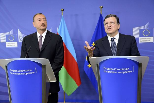 Jose Manuel Barroso (P) oraz Ilham Alijew (L) /AFP