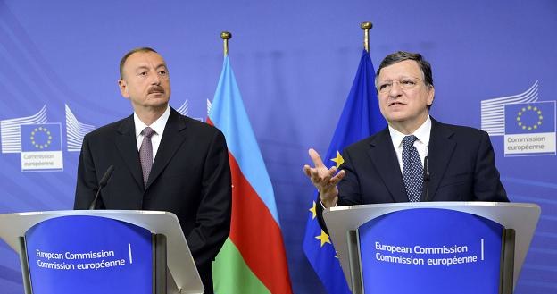 Jose Manuel Barroso (P) oraz Ilham Alijew (L) /AFP