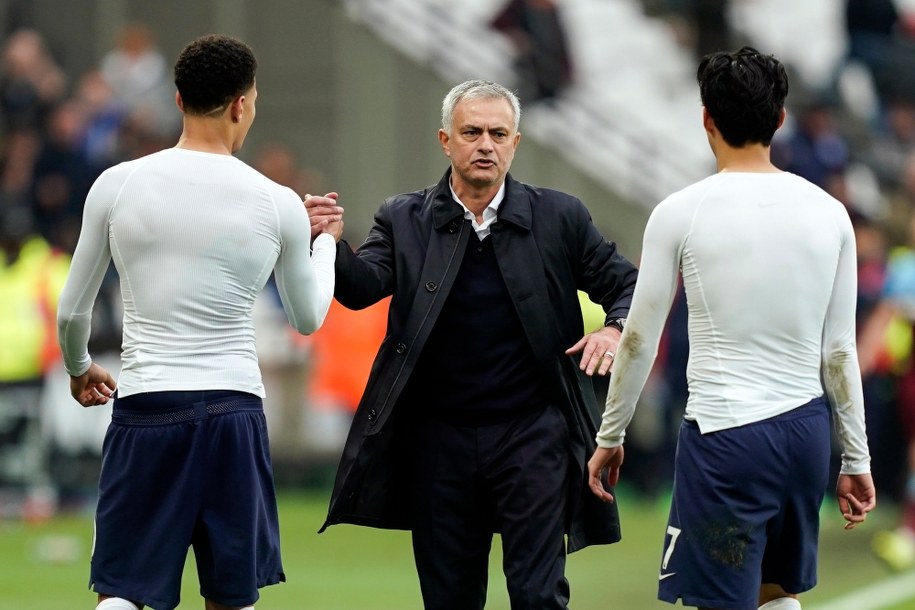 Jose Mourinho i zawodnicy Tottenhamu Hotspur - Dele Alli i Heung-Min Son - po meczu z West Ham United /WILL OLIVER  /PAP/EPA