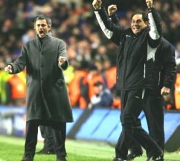 Jose Mourinho (z lewej) praktycznie może już odbierać gratulacje /AFP