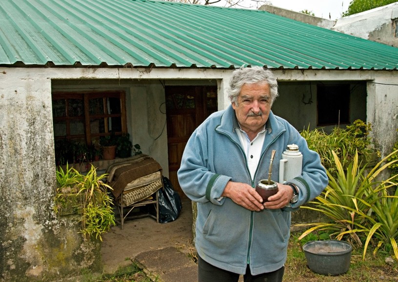 Jose Mujica - prezydent Urugwaju. Do zdjęcia pozuje na tle swojego domu /Getty Images/Flash Press Media