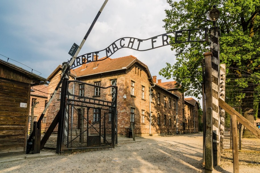 Josef Mengele jako lekarz SS w obozie koncentracyjnym Auschwitz selekcjonował więźniów i przeprowadzał pseudonaukowe eksperymenty /Shutterstock