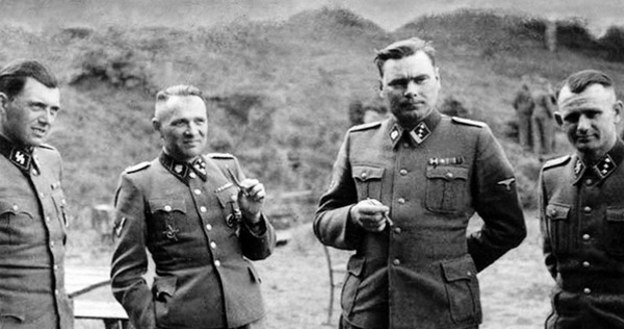 Josef Mengele, Rudolf Hoess, Josef Kramer w ośrodku SS Solahutte, 1944 - fotografia z albumu Karla Hoeckera, esesmana z Auschwitz, adiutanta Richarda Baera /East News