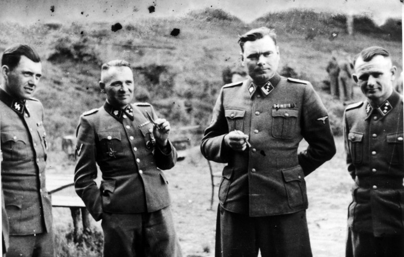 Josef Mengele (z lewej) znany był z przeprowadzania sekcji na żywych ludziach... /East News