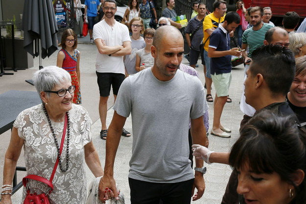 Josep Guardiola i jego matka Dolors Sala Carrio (zdj. archiwalne) /SUSANNA SAEZ  /PAP/EPA