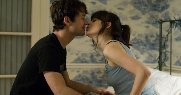 Joseph Gordon-Levitt i Zooey Deschanel w scenie z filmu "500 dni miłości" /materiały prasowe